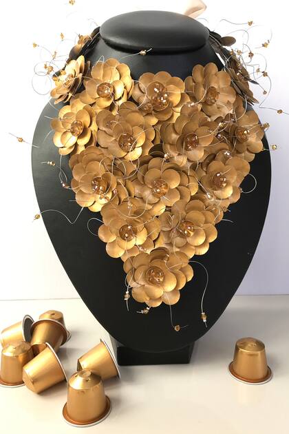 Con apliques de flores