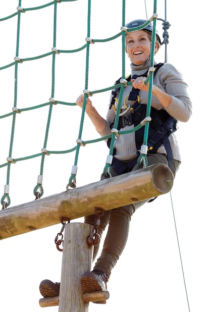 Con arnés y casco, Sofía participa de una competencia de desafío físico entre miembros de la Real Fuerza Aérea en Winchester, en octubre de 2019.