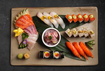 Con arroz y enrollados se llaman rolls, Con arroz y con la pieza de pescado por arriba son niguiri. Sin arroz: sashimi.