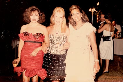 Con Atalanta de Castelán y su íntima amiga Christina Onassis. “Aunque pasaron treinta y siete años de su muerte, el tiempo no curó el dolor de su partida”, dice