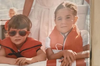 Con Athina, la única hija que tuvo su madrina, durante un viaje por la Costa Azul. “Como teníamos casi la misma edad, me llevaba muy bien con Athina. Cuando yo viajaba a Europa, ella esperaba con locura que yo llegara”.