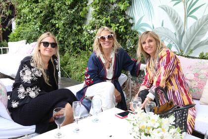Con atuendos de diseños muy primaverales, Jazmín de Narvaez, Sol Acuña y Josefina Helguera charlaron relajadas en la celebración de los 15 años de Galpón Milagros