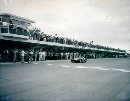 Con auto prestado: Fangio fesetja con el coche de Musso en 1956; compartieron los puntos de esa victoria