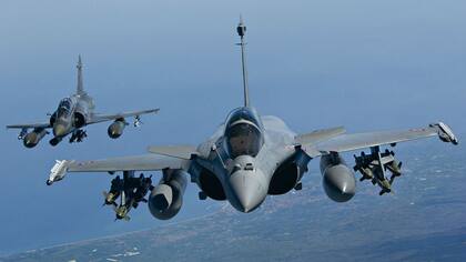 Con aviones Rafale y Mirage, Francia continúa su bombardeo en Siria
