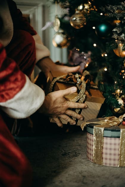 Con ayuda de sus renos y la magia, Santa Claus consigue entregar regalos a todos los niños del mundo (Pexels/cottonbro studio)