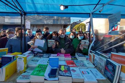 Con barbijos, los lectores se agolparon en los stands de la FED