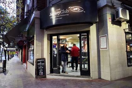 Con barbijos y mucha distancia, abrieron los cafés en Mendoza