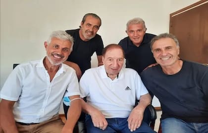 Con Batista, Burruchaga y Ruggeri, en una de las visitas de los campeones del '86 al Doc Bilardo