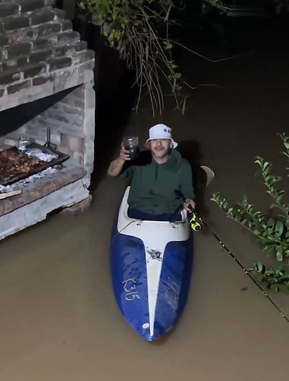 Con bebida y caña de pescar en mano, el asador cumple su objetivo (Foto: X)