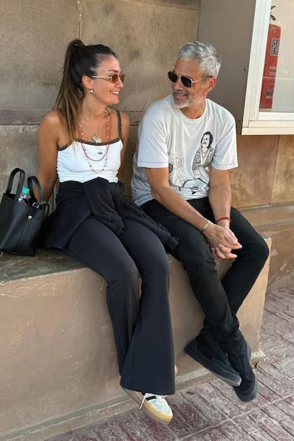 Con Belén Marasco, su amor desde hace poco más de dos años. Aunque dicen que no quieren casarse, desde el año pasado los dos llevan un anillo que tiene grabado “amor inmortal” en sánscrito