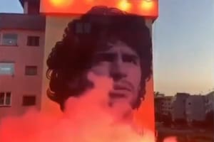Sorprendente. La espectacular presentación de un mural de Maradona en Nápoles