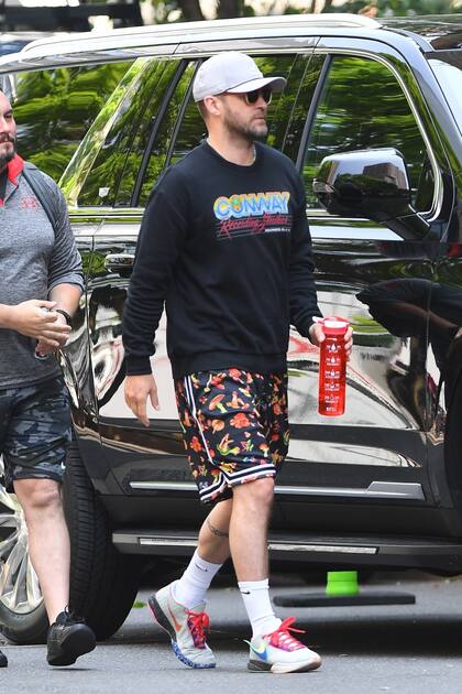 Con bermudas floreadas, gafas y gorrita, Justin Timberlake fue visto caminando por las calles de Nueva York