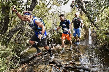 Con bermudas naranjas, nuestro corredor cronista.