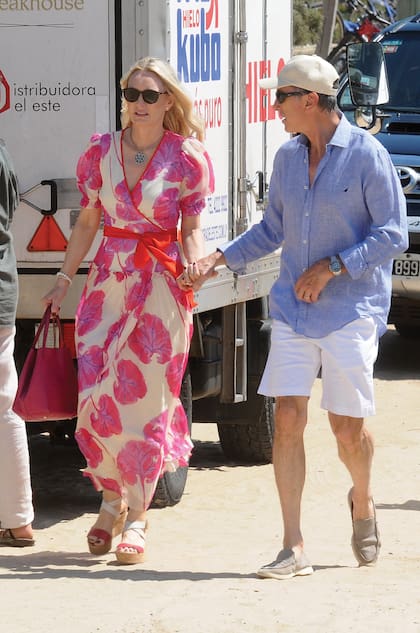 Con bermudas y cap, el tío del novio, Pablo Roemmers, llegó con su mujer Cathrine Blomquist.