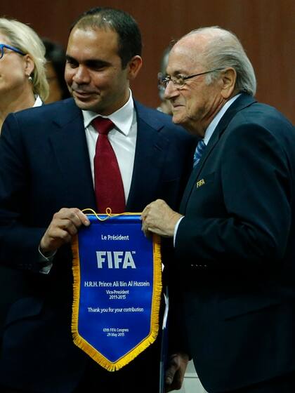 Con Blatter, el día de la última reelección del suizo, el año pasado