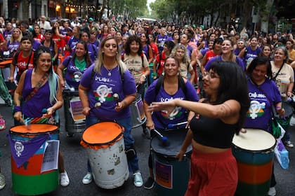 Con bombos marcharon hasta el final de la jornada
