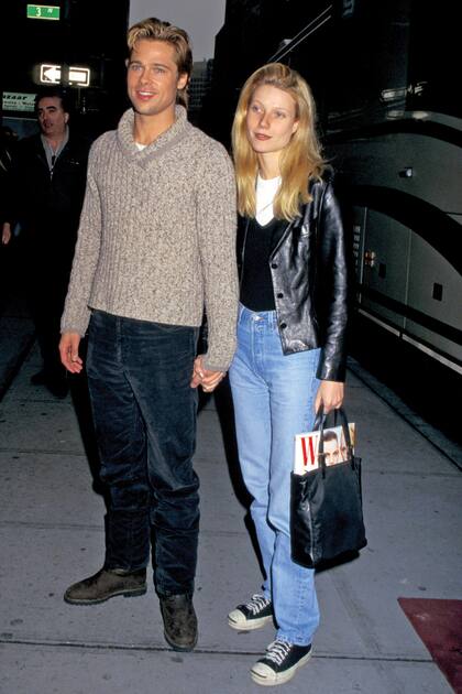 Con Brad Pitt en Nueva York, durante su noviazgo de tres años. Se enamoraron en el set de la película Se7en, en 1993. “Cuando nos separamos, algo cambió en mí para siempre. Mi corazón se rompió ese día y nunca volverá a ser el mismo”, reveló ella años después.