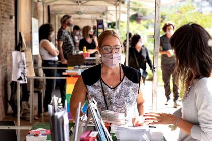 Con buen tiempo, comenzó la segunda edición de la Feria de Librerías y Editoriales porteñas; stand de la editorial Cheuque, "ñandú" en lengua mapuche