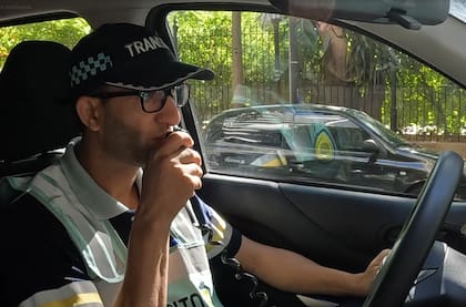 Con cámara, sirena y altavoz, los nuevos agentes combaten la doble fila sin necesidad de hacer multas