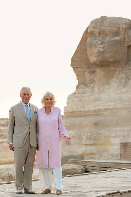 Con Camilla, entonces duquesa de Cornwall, posaron frente a las pirámides de Giza, en Egipo, en 2021.