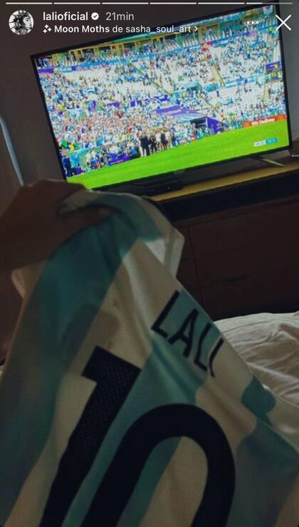 Con camiseta número 10 en mano, Lali palpitó el debut de la "scaloneta" (Foto: Instagram @lalioficial)