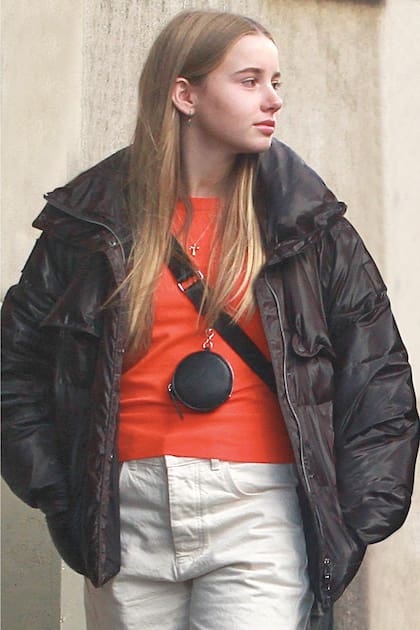 Con campera inflada, bandolera y zapatillas, Taína recorrió las frías calles de Milán.