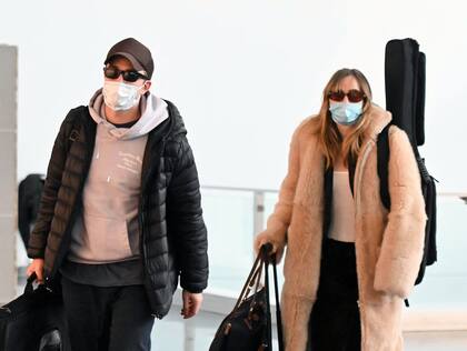 Con camperas, barbijo y gafas de sol, Robert Pattinson y Suki Waterhouse fueron retratados en el aeropuerto JFK de la ciudad de Nueva York tras el cambio de año
