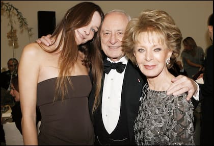 Con Carla Bruni y Pierre Berge en la gala de los Premios Scopus 2005, celebrada en el Petit Palais de París.