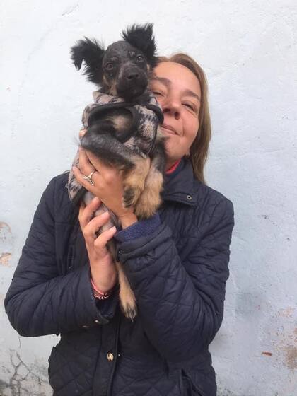 Con Carla, la mujer que lo rescató y lo ayudó a salir adelante.