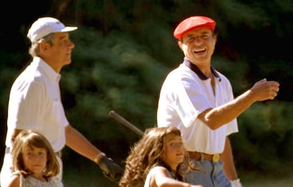 Con Carlos Menem: compartió la pasión por el golf, por River y por las partidas de póquer en la Quinta de Olivos