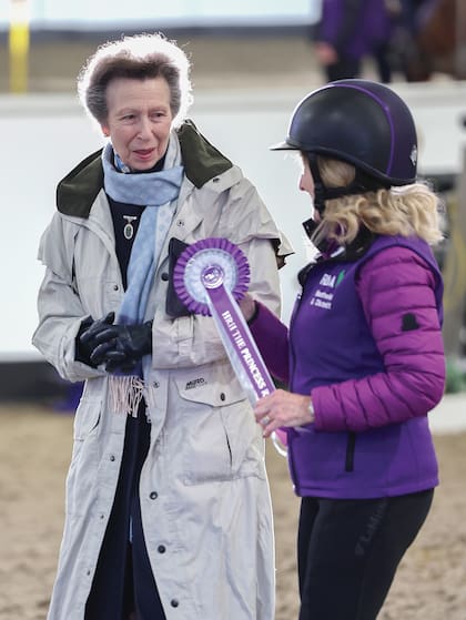 Con Carlos y Kate ausentes de la agenda oficial, la carga recaerá en Camilla, William, la princesa real Ana y los duques de Edimburgo, senior de la Casa Real. Acá se la ve a Ana durante su visita al Reaseheath Equestrian College, el 30 de enero.