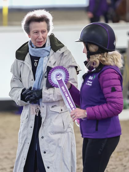 Con Carlos y Kate ausentes de la agenda oficial, la carga recaerá en Camilla, William, la princesa real Ana y los duques de Edimburgo, miembros senior de la Casa Real. Acá se la ve a Ana durante su visita al Reaseheath Equestrian College, el 30 de enero.
