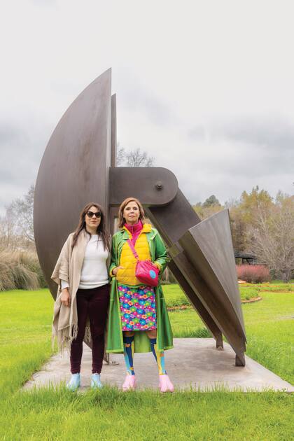 Con Carminne Dodero, junto a una obra de Bastón Díaz.