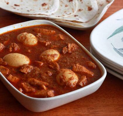 Con carne o pollo y nadando en salsa.