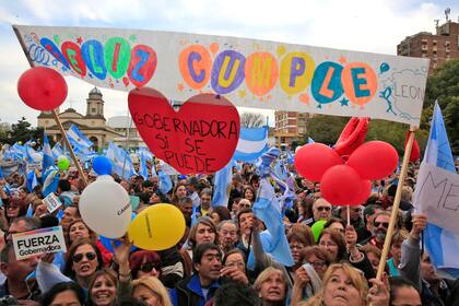 Con carteles de feliz cumpleaños y banderas argentinas, los manifestantes mostraron su apoyo