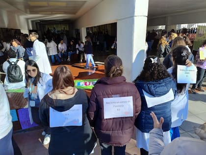 Con carteles, representan a los residentes que ayer debieron levantar la medida de fuerza