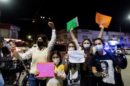 Con carteles y cacerolas: un grupo de mujeres estudiantes de diferentes edades protestaba frente a la Quinta de Olivos. Foto: TOMAS CUESTA - LA NACION