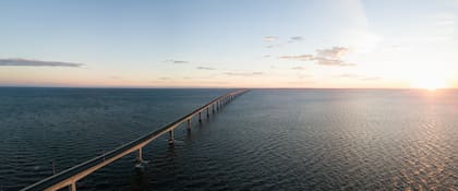 Con casi 13 kilómetros de extensión, el Confederation Bridge conecta la isla del Príncipe Eduardo con la provincia de New Brunswick
