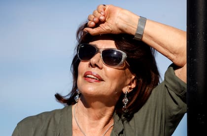 Con casi 80 años, Nora Cárpena sigue siendo una mujer de postura seductora