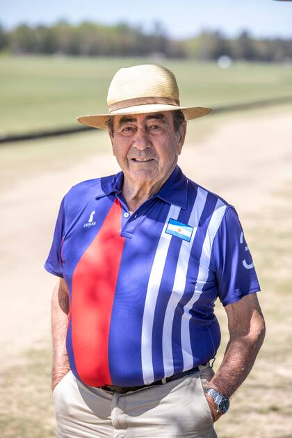 Con casi 85 años, Daniel González disfruta viendo jugar a sus nietos, Peke y Paco