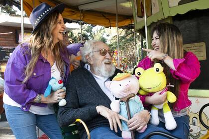 Con casi 90 años, el abuelo Saúl es la otra estrella del espectáculo de Adriana