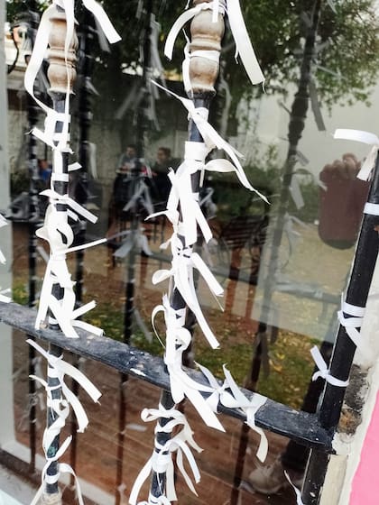 Con cintas blancas se recuerda a Camila en el Museo Juan Manuel de Rosas de San Andrés, como un repudio a la violencia que sufren las mujeres