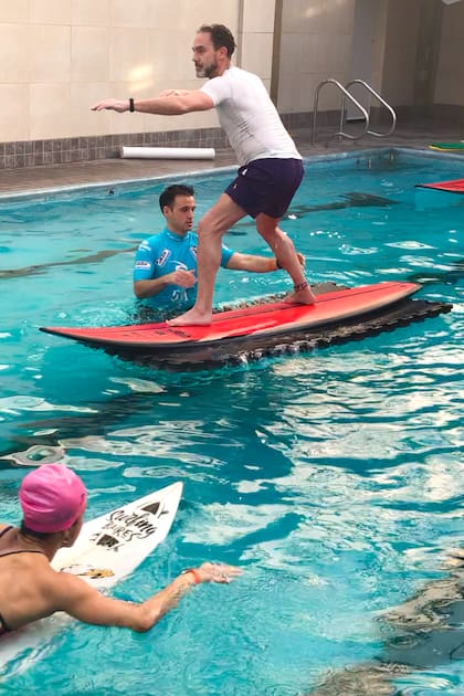 Con colchonetas y tablas adaptadas, el equipo de Surfingbaires ejercita el equilibrio en el agua