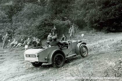 Con colin Chapman al volante y su novia Hazel Williams como copiloto, el Lotus Mark I ganó varias carreras de trial entre 1948 y 1949