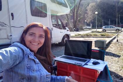 Con conexión a wifi, Graziani pudo trabajar desde el estacionamiento abandonado