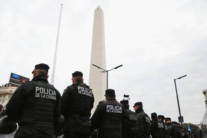 Hay decenas de policías en las inmediaciones del Obelisco