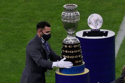 Con cuidado, que la Argentina no le alza desde hace 28 años; ahora sí: la copa se mira y se toca.