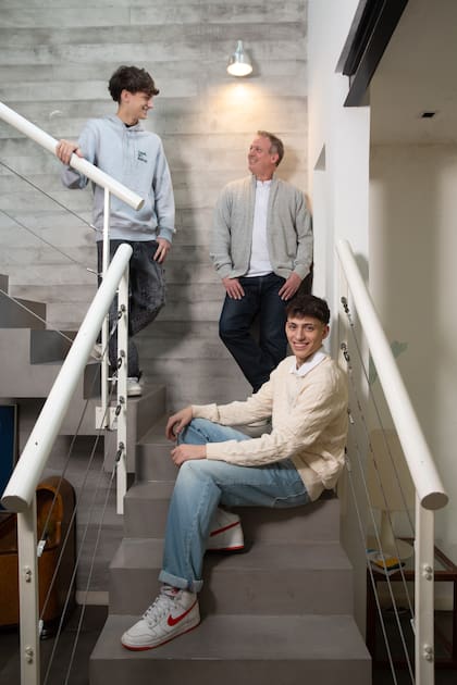 "Con David, hemos aprendido de tolerancia y respeto: para salir adelante, nos escucharnos; contamos con las palabras", dice Ligia. Aquí, su marido David y sus dos hijos, Román y Álex.