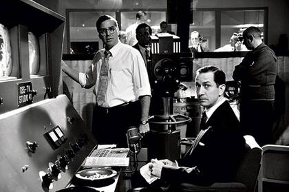 Clooney con David Strathairn, protagonista de la película Buenas noches y buena suerte, que ahora llegará a Broadway