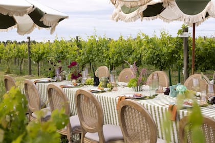 “Con Diana de La Melange, quien nos dió la vajilla, decidimos hacer algo que nos gusta mucho: un mix and match combinando distintos modelos de platos dentro de un mismo estilo", explicaron.